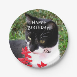 Phantastische Tuxedo Katze im Garten Persönlich Pappteller