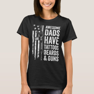 Phantastische Vater haben Tattoos Bärte & Gewehre T-Shirt