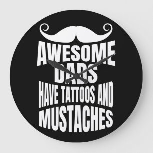 Phantastische Vater haben Tattoos, die schwarze Ru Große Wanduhr