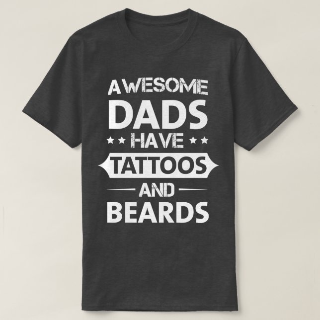 Phantastische Väter haben Tattoos und Bärte T-Shirt (Design vorne)