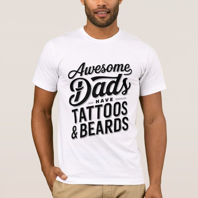 Phantastische Väter haben Tattoos und Bärten Funny T-Shirt (Vorderseite)