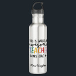 Phantastischer Lehrer Moderne Typografie Regenboge Edelstahlflasche<br><div class="desc">So sieht ein phantastischer Lehrer aus. Phantastischer Lehrer modernes Typografie-Geschenk. Mit handgeschriebenem modernen lustigen Skript,  und Platz für ihren Namen und den Namen Ihres Kindes. Das perfekte Jahresende,  Weihnachten oder Urlaubsgeschenk für Ihren Lieblingslehrer.</div>