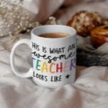 Phantastischer Lehrer Moderne Typografie Regenboge Kaffeetasse<br><div class="desc">So sieht ein phantastischer Lehrer aus. Phantastischer Lehrer modernes Typografie-Geschenk. Mit handgeschriebenem modernen lustigen Skript,  und Platz für ihren Namen und den Namen Ihres Kindes. Das perfekte Jahresende,  Weihnachten oder Urlaubsgeschenk für Ihren Lieblingslehrer.</div>