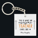 Phantastischer Lehrer Modernes Typografie-Orangeng Schlüsselanhänger<br><div class="desc">So sieht ein phantastischer Lehrer aus. Phantastischer Lehrer modernes Typografie-Geschenk. Mit handgeschriebenem modernen lustigen Skript,  und Platz für ihren Namen und den Namen Ihres Kindes. Das perfekte Jahresende,  Weihnachten oder Urlaubsgeschenk für Ihren Lieblingslehrer.</div>