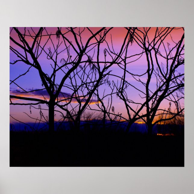 Phantastischer Lila Sonnenuntergang mit drei Silho Poster (Vorne)