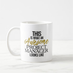 Phantastischer Projektmanager sieht aus wie Kaffeetasse