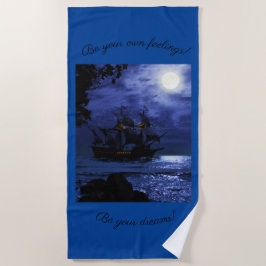 Phantastisches Piratenschiff auf blauem Meer Strandtuch