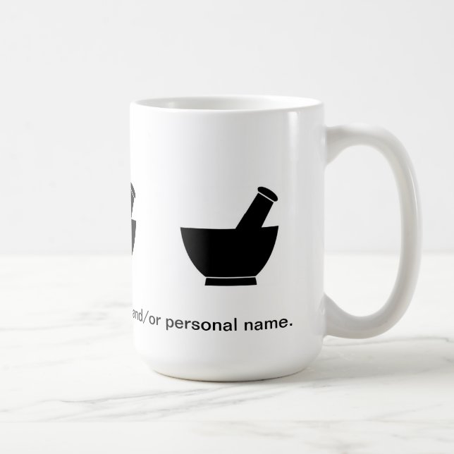 Pharmacien composant la tasse de voyage de café de (Droite)