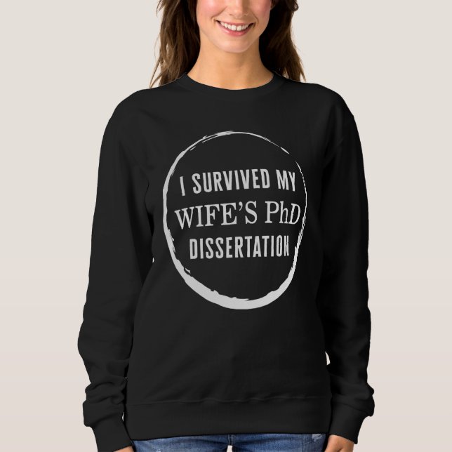 PHD I Survived My Wifes PhD Dissertation Doctorate Sweatshirt (Vorderseite)
