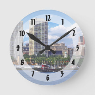 Philadelphia - Schlepper vor der Philadelphia Skyl Runde Wanduhr
