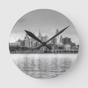 Philadelphia-Skyline in Schwarzweiß Runde Wanduhr
