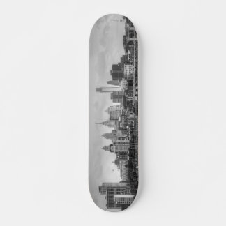 Philadelphia-Skyline in Schwarzweiß Skateboard