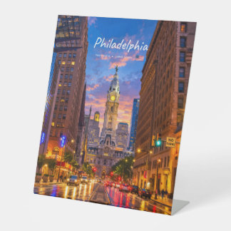 Philadelphia, USA - Rathaus Twilight-Skyline Sockelschild
