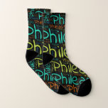 Phileas Socken<br><div class="desc">Phileas. Zeigen und tragen Sie diesen beliebten schönen männlichen Vornamen, der als bunte Wortwolke aus horizontaler und vertikaler, kursiver Handschrift in verschiedenen Größen und bezaubernden frischen Farben entworfen wurde. Tragen Sie Ihren positiven französischen Namen oder zeigen Sie der Welt, wen Sie Liebe oder Verehrung. Mit diesem Soft-Text-Kunstwerk zu vereinen ist...</div>