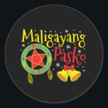 Philippinen Filipino Christmas Maligayang Pasko Runder Aufkleber<br><div class="desc">"Maligayang Pasko" - Philippinen Frohe Weihnachtslattern. Ein Tagalog Ferien-Design, um unsere philippinischen Wurzeln mit Familie zu feiern. >> Südostasien Parolstar Laterne und Xmas Schneeflocke Kunst für Liebe und Stolz der Philippinen. Niedliche Geschenkidee für Tagalog Lehrer, internationale Freiwillige oder Student im Ausland. >> Anpassbare Bilder. Fügen Sie Ihren eigenen persönlichen Namen...</div>