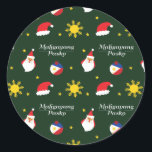 Philippinen Filipino Christmas Maligayang Pasko Runder Aufkleber<br><div class="desc">Maligayang Pasko - Philippinische "Frohe Weihnachten" in Tagalog Sprache hat nationale Fahnen Schmuck,  Weihnachtsmann,  Sonne und Sterne. Feierlich,  Filipino Weihnachten Thema. > Weihnachten Filipino Kunstwerk feiert den Stolz des Landes,  seine Wurzeln und den festlichen Urlaubssgeist. > Personalisieren Sie es! Hinzufügen von individuelle Name,  Foto oder Text.</div>