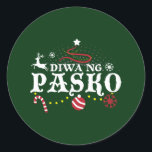 Philippines Christmas Tagalog - Diwa ng Pasko Runder Aufkleber<br><div class="desc">Diwa ng Pasko - Tagalog Zitat für Geist der Weihnachten. Künstlerischer Weihnachtsbaum,  Rentiere,  Ziergegenstände,  Stern und Schneeflocken. Philippinen Weihnachtsfeiertag Kunst - Maligayang Pasko! > Die philippinische Weihnachtskunst zelebriert den Stolz des Landes,  seine Wurzeln und eine festliche Weihnachtszeit. > Personalisieren Sie es! Hinzufügen von individuelle Name,  Foto oder Text.</div>
