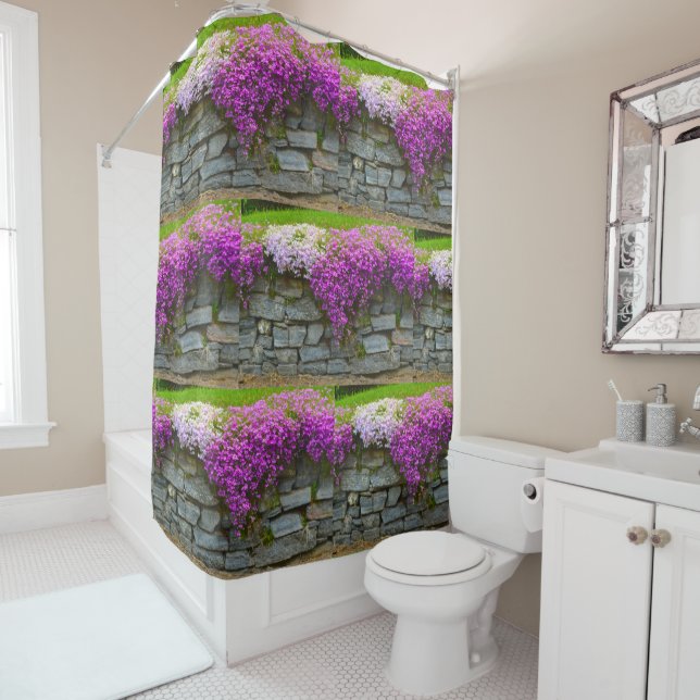 Phlox hat auf Steinen gepackt Duschvorhang (Beispiel)