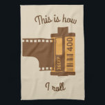 Photagraphers dieses ist, wie ich Geschirrtuch<br><div class="desc">Dieses Geschirrtuch ist für Fotografen und alte Schulshutterbugs perfekt, die Filmkameras gegenüber den digitalen bevorzugen. Es kennzeichnet eine Illustration einer altmodischen Rolle 35 Millimeter-Filmes und die Mitteilung, "dieses ist, wie ich" in der Retro Artart rolle. Nostalgiker für die guten alten Tage? Finden Sie mehr Kassettenprodukte und andere Einzelteile der überholten...</div>