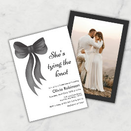 Photo Black Bow She's Tying the Knot Bridal Shower Einladung
