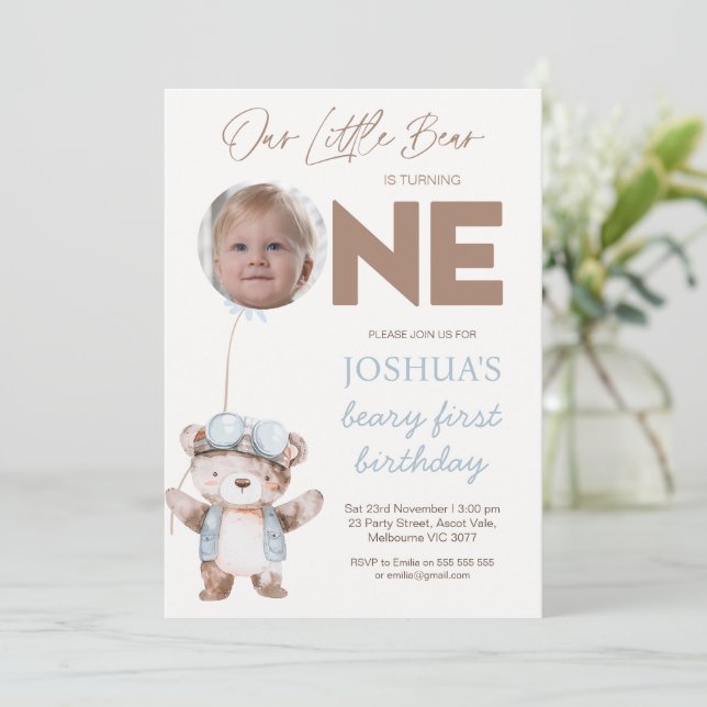 Photo Brown Beary First Birthday Bear Birthday Einladung (Stehend Vorderseite)