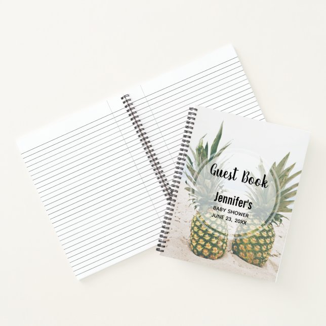 Photo de 2 ananas sur un livre d'or (Intérieur)