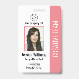 Photo de badge d'employé rose avec logo de société