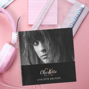 Photo de carnet de croquis noir blanc monogramme