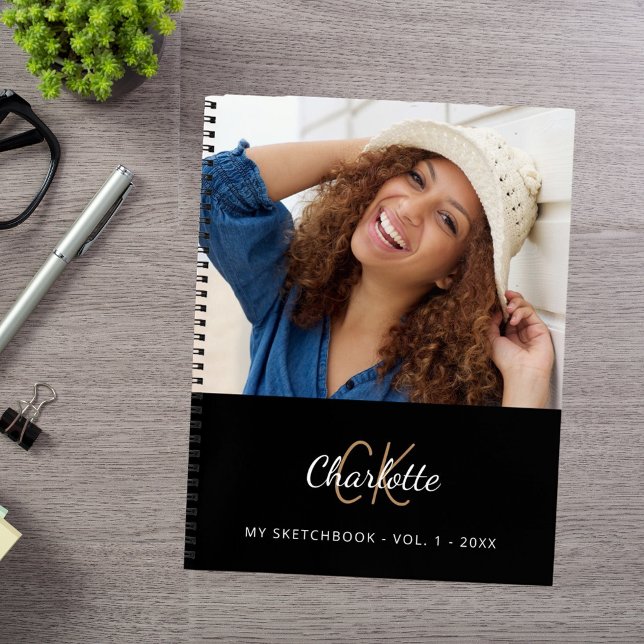 Photo de carnet de croquis noir blanc monogramme (Créateur téléchargé)