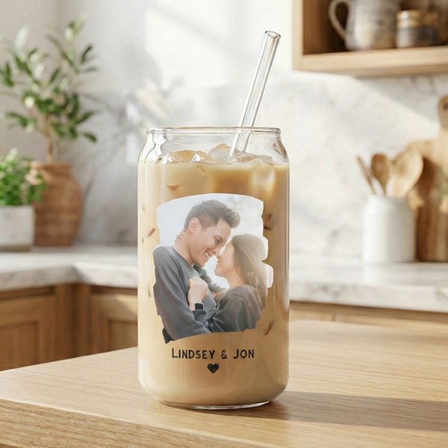 Photo de couple à coup de pinceau moderne et nom s (Viral trendy can glass shape for iced coffee for anniversaries. Gifts for couples)