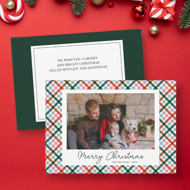Photo de famille Carte de Noël moderne (Family Photo Card, modern gingham in pink, red and green. Personalized with family name.)