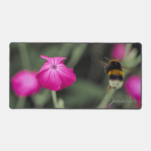 Photo de la nature d'une abeille et d'une fleur ro