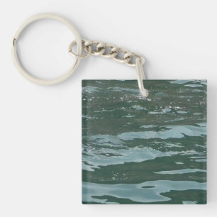 Photo de la plage côtière aux eaux turquoise de l'