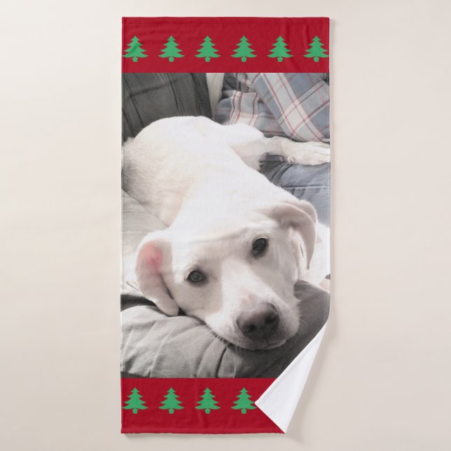 Photo de mignon chien blanc arbres de Noël rouges (Serviette de bain)