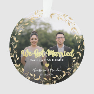 Photo Feuille d'or Mariée pendant Noël pandémiq