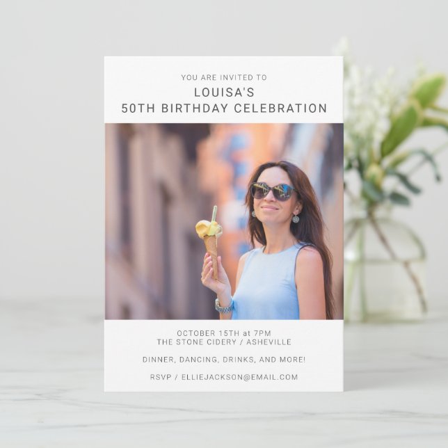 Photo moderne simple Invitation de fête 50e annive (Debout devant)