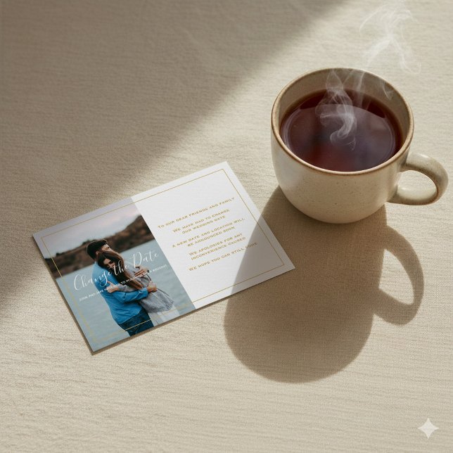 Photo moderne, texte or changer la carte de date (Modern photo, gold text change the date card with minimal gold border.)