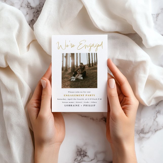 Photo Perfect, 2 faire-part fiançailles photo (Romantic engagement photo card with earthy tones and minimalist style.)