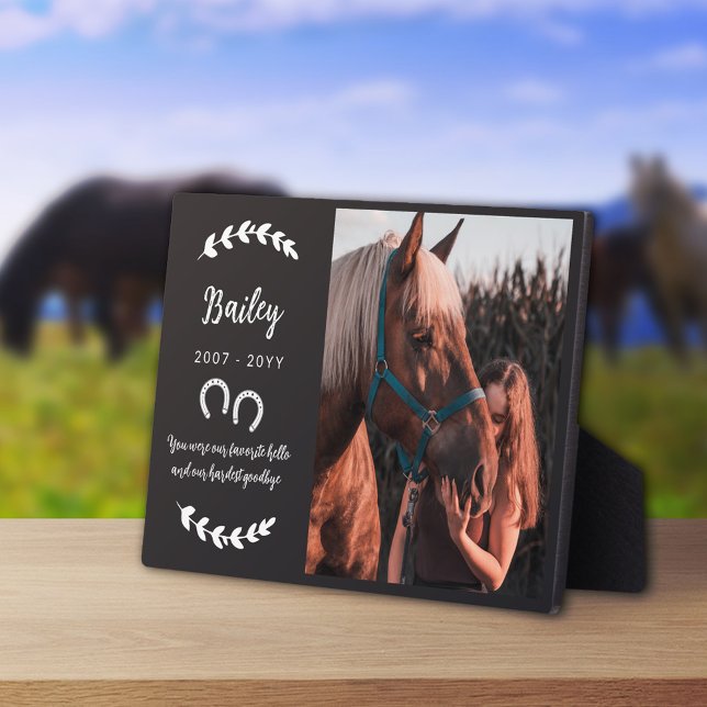 Photo Plaque commémorative de cheval avec verdure et fer (Créateur téléchargé)