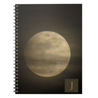 Photo pleine lune avec carnet doux et clouds
