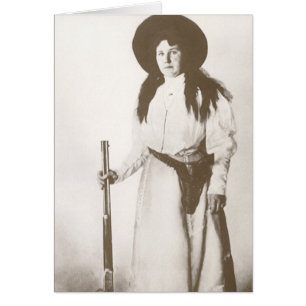 Photo Portrait d'une fille qui tient un fusil, c19