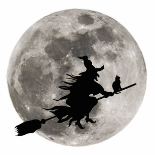 Photo Sculpture Sorcière de vol avec une lune lumineuse derrière