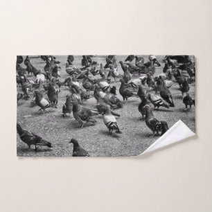 Photographie noir et blanc de nombreux pigeons