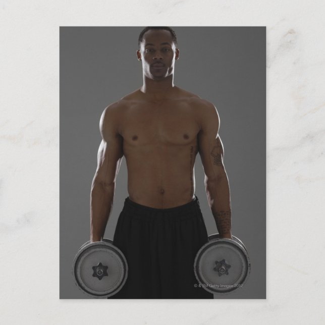 Physikalisch angebrachter Mann, der Knödel hebt Postkarte (Vorderseite)