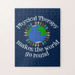 Physikalische Therapie macht die Welt zum Alltag<br><div class="desc">Physikalische Therapie macht das World Go Round Race Rätsel. Ein niedliches Geschenk für Physiotherapeuten mit einem inspirierenden Angebot für einen PT.</div>