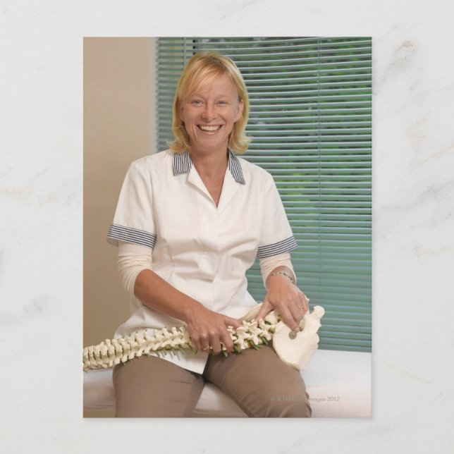 Physiotherapeut mit Modell des Dorns Postkarte (Vorderseite)