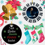 Piano-Foto-Pianist von Santa Lieblings Keramik Ornament<br><div class="desc">Klaviertasten Weihnachtsbaumschmuck für Klavierspieler, Pianist, Student, Lehrer, Musiker, Lehrer, Lehrer, Kinder, Freunde, etc. Vorderteil: Ein niedliches Glockenbild und Schneeflocken mit einer eleganten Schriftzeichen-Typografie des "Lieblingspianers des Weihnachtsmannes" in Weiß, Grün und Rot, auf schwarzer Kulisse. Zurück: Ein Piano-Kreisschlüssel mit einem Foto Ihrer Wahl. Elegante personalisierte Geschenkidee für den Winterurlaub. Niedliche Weihnachtszubehör...</div>