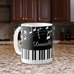 Piano-Musiknoten Skriptname Schwarz-weiß Kaffeetasse<br><div class="desc">Moderne, stilvolle Tasse mit Klaviertastatur und Musiknoten in Schwarz-Weiß personalisiert mit einem Namen in einem bearbeitbaren handgeschriebenen Skript-Schriftart Stil. Ideal für Musiklehrer, Musiker und Musikprofis. ÄNDERUNGEN: Sie können die schwarze Hintergrundfarbe oder den Schriftart-Stil, die Farbe, die Größe und die Platzierung ändern, indem Sie auf ANKÜNDIGEN KLICKEN klicken, um ein benutzerdefiniertes...</div>