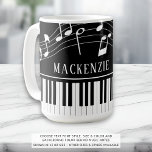 Piano-Musiknoten Skriptname Schwarz-weiß Kaffeetasse<br><div class="desc">Moderne, stilvolle Tasse mit Klaviertastatur und Musiknoten in Schwarz-Weiß personalisiert mit einem Namen oder dem eigenen Text in einem bearbeitbaren Schriftart Stil. Ideal für Musiklehrer, Musiker und Musikprofis. ÄNDERUNGEN: Sie können die schwarze Hintergrundfarbe oder den Schriftart-Stil, die Farbe, die Größe und die Platzierung ändern, indem Sie auf ANKÜNDIGEN KLICKEN klicken,...</div>
