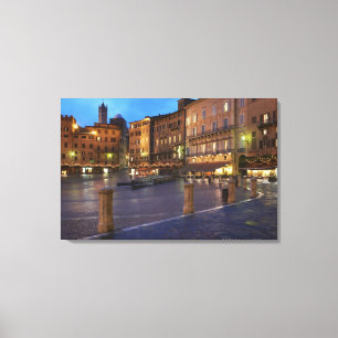 Piazza Del Campo bei Dämmerung, Siena. Leinwanddruck